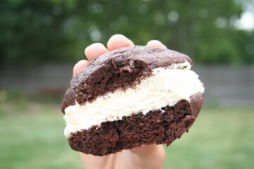 Whoopie pie held in hand